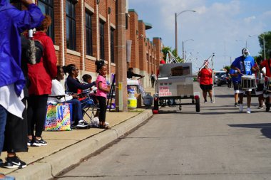 Milwaukee, Wisconsin ABD - 19 Haziran 2021: Milwaukee topluluğunun birçok yerel Afrikalı Amerikalı Juneteenth kutlamaları ve geçit töreninin tadını çıkarmak için dışarı çıktı.