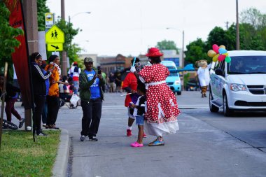 Milwaukee, Wisconsin ABD - 19 Haziran 2021: Milwaukee topluluğunun birçok yerel Afrikalı Amerikalı Juneteenth kutlamaları ve geçit töreninin tadını çıkarmak için dışarı çıktı.