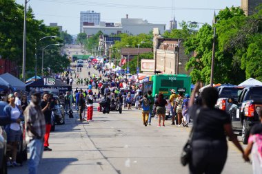 Milwaukee, Wisconsin ABD - 19 Haziran 2021: Milwaukee topluluğunun birçok yerel Afrikalı Amerikalı Juneteenth kutlamaları ve geçit töreninin tadını çıkarmak için dışarı çıktı.