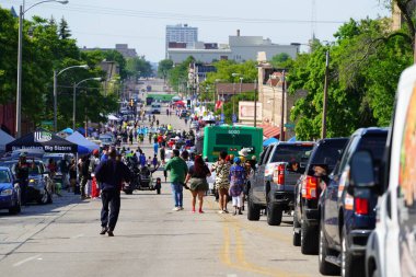 Milwaukee, Wisconsin ABD - 19 Haziran 2021: Milwaukee topluluğunun birçok yerel Afrikalı Amerikalı Juneteenth kutlamaları ve geçit töreninin tadını çıkarmak için dışarı çıktı.