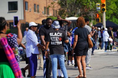 Milwaukee, Wisconsin ABD - 19 Haziran 2021: Milwaukee topluluğunun birçok yerel Afrikalı Amerikalı Juneteenth kutlamaları ve geçit töreninin tadını çıkarmak için dışarı çıktı.
