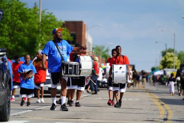 Milwaukee, Wisconsin ABD - 19 Haziran 2021: Milwaukee topluluğunun birçok yerel Afrikalı Amerikalı Juneteenth kutlamaları ve geçit töreninin tadını çıkarmak için dışarı çıktı.