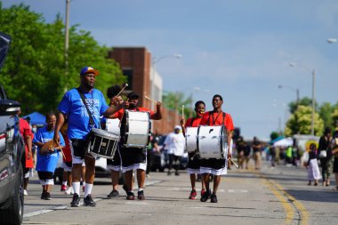 Milwaukee, Wisconsin ABD - 19 Haziran 2021: Milwaukee Afro-Amerikan cemaat üyeleri Haziran tatilini kutlamak için bir geçit töreni düzenledi.