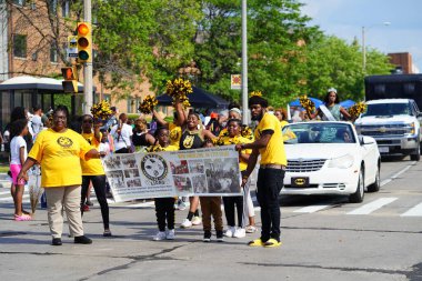 Milwaukee, Wisconsin ABD - 19 Haziran 2021: Milwaukee Afro-Amerikan cemaat üyeleri Haziran tatilini kutlamak için bir geçit töreni düzenledi.