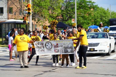 Milwaukee, Wisconsin ABD - 19 Haziran 2021: Milwaukee Afro-Amerikan cemaat üyeleri Haziran tatilini kutlamak için bir geçit töreni düzenledi.
