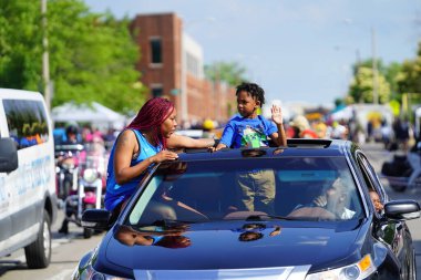 Milwaukee, Wisconsin ABD - 19 Haziran 2021: Milwaukee topluluğunun birçok yerel Afrikalı Amerikalı Juneteenth kutlamaları ve geçit töreninin tadını çıkarmak için dışarı çıktı.