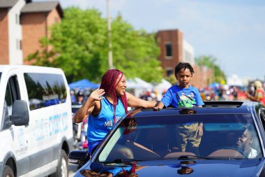 Milwaukee, Wisconsin ABD - 19 Haziran 2021: Milwaukee topluluğunun birçok yerel Afrikalı Amerikalı Juneteenth kutlamaları ve geçit töreninin tadını çıkarmak için dışarı çıktı.