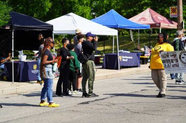 Milwaukee, Wisconsin ABD - 19 Haziran 2021: Milwaukee topluluğunun birçok yerel Afrikalı Amerikalı Juneteenth kutlamaları ve geçit töreninin tadını çıkarmak için dışarı çıktı.