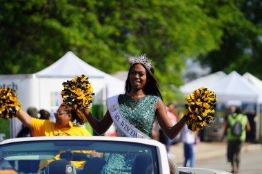 Milwaukee, Wisconsin ABD - 19 Haziran 2021: Milwaukee topluluğunun birçok yerel Afrikalı Amerikalı Juneteenth kutlamaları ve geçit töreninin tadını çıkarmak için dışarı çıktı.