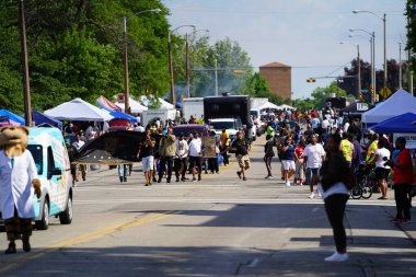 Milwaukee, Wisconsin ABD - 19 Haziran 2021: Milwaukee topluluğunun birçok yerel Afrikalı Amerikalı Juneteenth kutlamaları ve geçit töreninin tadını çıkarmak için dışarı çıktı.