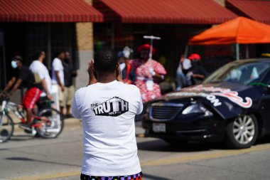 Milwaukee, Wisconsin ABD - 19 Haziran 2021: Milwaukee topluluğunun birçok yerel Afrikalı Amerikalı Juneteenth kutlamaları ve geçit töreninin tadını çıkarmak için dışarı çıktı.