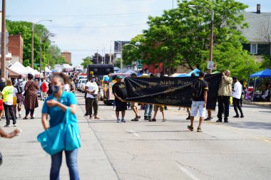 Milwaukee, Wisconsin ABD - 19 Haziran 2021: Milwaukee topluluğunun birçok yerel Afrikalı Amerikalı Juneteenth kutlamaları ve geçit töreninin tadını çıkarmak için dışarı çıktı.