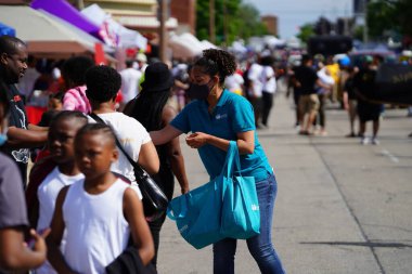 Milwaukee, Wisconsin ABD - 19 Haziran 2021: Milwaukee Afro-Amerikan cemaat üyeleri Haziran tatilini kutlamak için bir geçit töreni düzenledi.