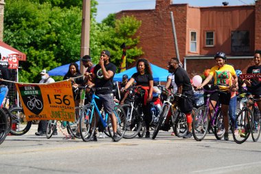 Milwaukee, Wisconsin ABD - 19 Haziran 2021: Afro-Amerikan motosiklet çeteleri Haziran ayındaki kutlama törenine katıldı ve motosiklete bindi..