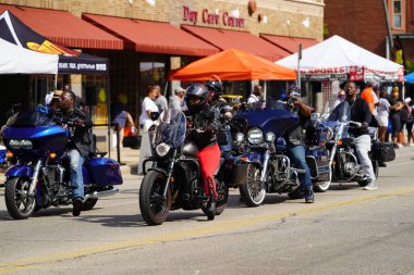 Milwaukee, Wisconsin ABD - 19 Haziran 2021: Afro-Amerikan motosiklet çeteleri Haziran ayındaki kutlama törenine katıldı ve motosiklete bindi..