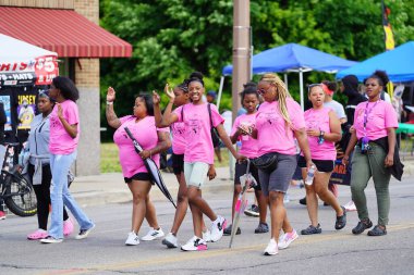 Milwaukee, Wisconsin ABD - 19 Haziran 2021: Milwaukee topluluğunun birçok yerel Afrikalı Amerikalı Juneteenth kutlamaları ve geçit töreninin tadını çıkarmak için dışarı çıktı.