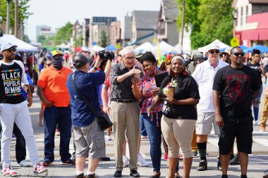 Milwaukee, Wisconsin ABD - 19 Haziran 2021: Wisconsin Demokrat Valisi Tony Evers Juneteenth festivaline katıldı ve Afrikalı Amerikalı yerlilerle iletişime geçti.