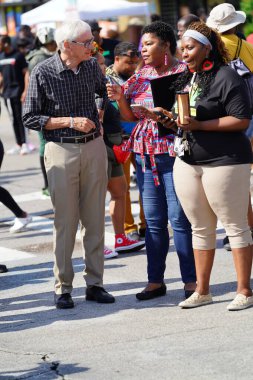 Milwaukee, Wisconsin ABD - 19 Haziran 2021: Wisconsin Demokrat Valisi Tony Evers Juneteenth festivaline katıldı ve Afrikalı Amerikalı yerlilerle iletişime geçti.