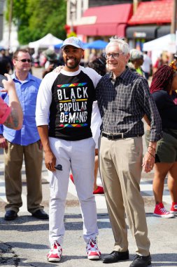 Milwaukee, Wisconsin ABD - 19 Haziran 2021: Wisconsin Demokrat Valisi Tony Evers Juneteenth festivaline katıldı ve Afrikalı Amerikalı yerlilerle iletişime geçti.