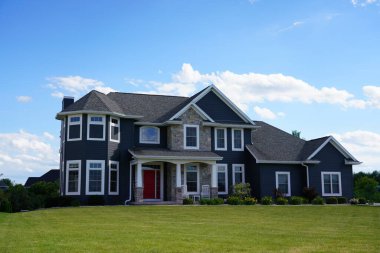 Fond du Lac, Wisconsin ABD 25 Haziran 2021: Fond du Lac 'ın banliyölerinde koyu mavi-gri evler bulunuyor.