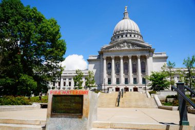 Madison, Wisconsin / ABD - 27 Haziran 2020: Madison Capitol 'ün önündeki bir sadakat ve ilerleme alegorisi siyahi hayatlardan çıkarıldı.