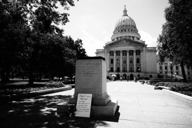 Madison, Wisconsin / ABD - 27 Haziran 2020: Madison Capitol 'ün önündeki bir sadakat ve ilerleme alegorisi siyahi hayatlardan çıkarıldı.