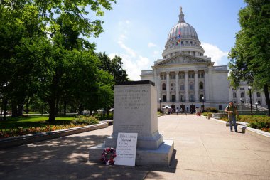 Madison, Wisconsin / ABD - 27 Haziran 2020: Madison Capitol 'ün önündeki bir sadakat ve ilerleme alegorisi siyahi hayatlardan çıkarıldı.