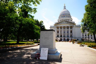 Madison, Wisconsin / ABD - 27 Haziran 2020: Madison Capitol 'ün önündeki bir sadakat ve ilerleme alegorisi siyahi hayatlardan çıkarıldı.