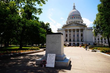 Madison, Wisconsin / ABD - 27 Haziran 2020: Madison Capitol 'ün önündeki bir sadakat ve ilerleme alegorisi siyahi hayatlardan çıkarıldı.