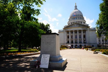 Madison, Wisconsin / ABD - 27 Haziran 2020: Madison Capitol 'ün önündeki bir sadakat ve ilerleme alegorisi siyahi hayatlardan çıkarıldı.