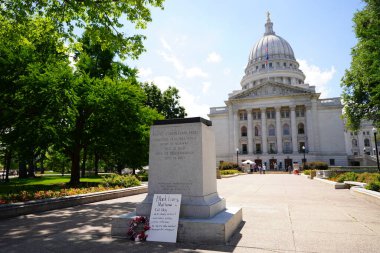 Madison, Wisconsin / ABD - 27 Haziran 2020: Madison Capitol 'ün önündeki bir sadakat ve ilerleme alegorisi siyahi hayatlardan çıkarıldı.