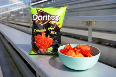 Kenosha, Wisconsin / ABD - 27 Haziran 2020: Doritos Flamin 'Hot Limon aromalı Tortilla Chips, 9.75 ons