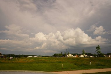 Yoğun gök gürültüsü, şimşek ve yağmur bulutları Wisconsin, Du lasin 'de geziniyor..