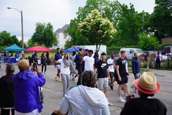 Milwaukee, Wisconsin ABD - 19 Haziran 2021: Milwaukee Afro-Amerikan cemaat üyeleri Haziran tatilini kutlamak için bir geçit töreni düzenledi.