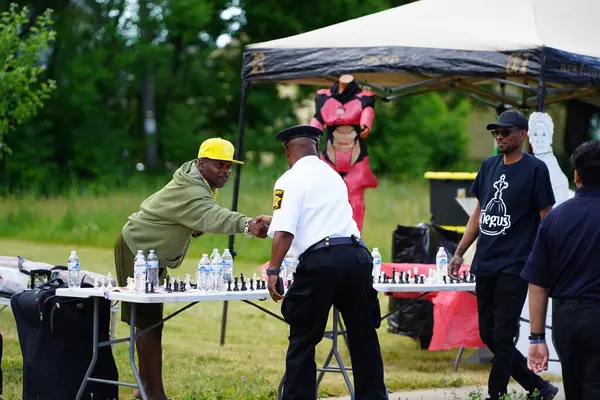 Milwaukee, Wisconsin ABD - 19 Haziran 2021: Milwaukee topluluğunun birçok yerel Afrikalı Amerikalı Juneteenth kutlamaları ve geçit töreninin tadını çıkarmak için dışarı çıktı.