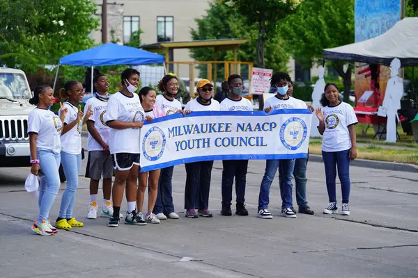 Milwaukee, Wisconsin ABD - 19 Haziran 2021: Siyahi Afro-Amerikan dernekleri katıldı ve Juneteenth kutlama törenine katıldılar.