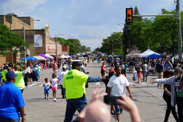 Milwaukee, Wisconsin ABD - 19 Haziran 2021: Milwaukee topluluğunun birçok yerel Afrikalı Amerikalı Juneteenth kutlamaları ve geçit töreninin tadını çıkarmak için dışarı çıktı.