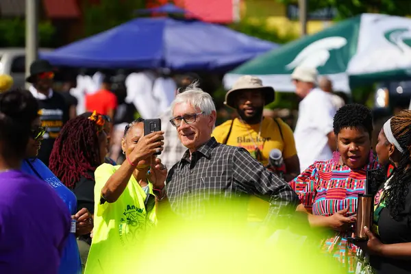 Milwaukee, Wisconsin ABD - 19 Haziran 2021: Wisconsin Demokrat Valisi Tony Evers Juneteenth festivaline katıldı ve Afrikalı Amerikalı yerlilerle iletişime geçti.