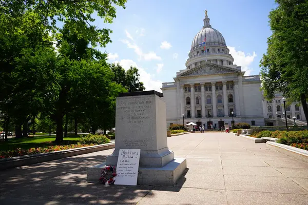 Madison, Wisconsin / ABD - 27 Haziran 2020: Madison Capitol 'ün önündeki bir sadakat ve ilerleme alegorisi siyahi hayatlardan çıkarıldı.