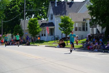 Little Chute, Wisconsin ABD - 5 Haziran 2021: Yerel halk üyeleri yürüdü ve Büyük Wisconsin Peynir Festivali geçit törenine katıldı.