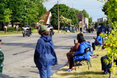 Milwaukee, Wisconsin ABD - 19 Haziran 2021: Milwaukee topluluğunun birçok yerel Afrikalı Amerikalı Juneteenth kutlamaları ve geçit töreninin tadını çıkarmak için dışarı çıktı.