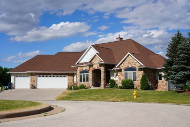 New Lisbon, Wisconsin ABD - 20 Mayıs 2022: Tan ve Green 2 araç garajı Tek katlı çiftlik evi kırsal kesimde duruyor