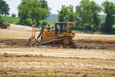 İnşaat alanında bir traktör yapımı