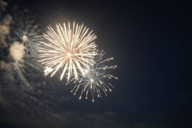 Amerika 'nın 4 Temmuz bağımsızlık gününden bir gün önce Fisk, Wisconsin üzerinde havai fişekler parlıyor.