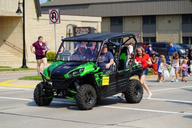 Yeni Lizbon, Wisconsin ABD - 10 Temmuz 2021 Wa Du Shuda Günleri Festivali geçit töreni.