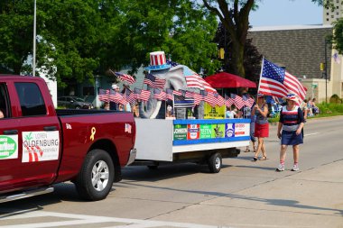 Yeni Lizbon, Wisconsin ABD - 10 Temmuz 2021 Wa Du Shuda Günleri Festivali geçit töreni.