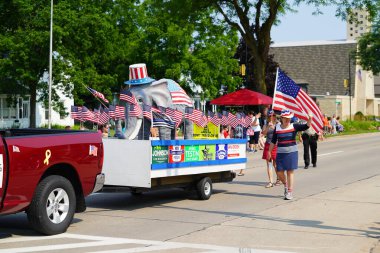 Yeni Lizbon, Wisconsin ABD - 10 Temmuz 2021 Wa Du Shuda Günleri Festivali geçit töreni.