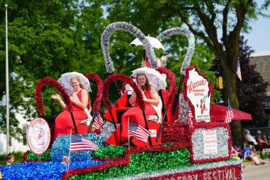 Yeni Lizbon, Wisconsin ABD - 12 Temmuz 2021: Wa Du Shuda festivali sırasında Queens of Cranberry festivali bir geçit törenine katıldı.