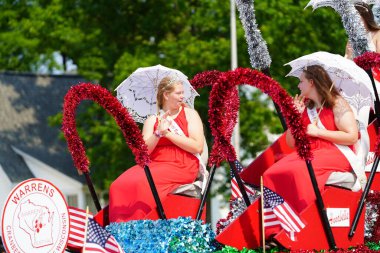 Yeni Lizbon, Wisconsin ABD - 12 Temmuz 2021: Wa Du Shuda festivali sırasında Queens of Cranberry festivali bir geçit törenine katıldı.