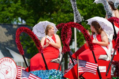 Yeni Lizbon, Wisconsin ABD - 12 Temmuz 2021: Wa Du Shuda festivali sırasında Queens of Cranberry festivali bir geçit törenine katıldı.